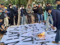 Mahasiswa Demo Bakar Duit Mainan di BI Jateng Buntut Dolar Tembus Rp 18 Ribu