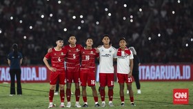 Mathew Baker menangis haru usai menjalani debut bersama Timnas Indonesia saat melawan Oman di Stadion Utama Gelora Bung Karno, Jumat (5/6).