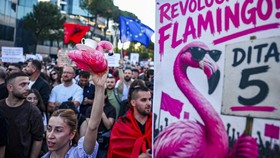 Ribuan warga Albania kembali unjuk rasa di Tirana, Sabtu (11/7). Mereka memprotes resor wisata yang terafiliasi keluarga Presiden AS Donald Trump.
