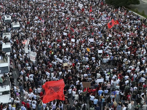 Nama Albania kini mencuat setelah sekelompok demonstran menuntut pengunduran diri Perdana Menteri Edi Rama.