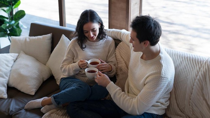 5 Tanda Seorang Introvert Sedang Jatuh Cinta Tapi Jarang Disadari