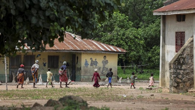 Women and children from the Yawota community walk past Baptist Nursery and Primary School, in Oyo State, Nigeria, June 2, 2026, where gunmen abducted dozens of students and teachers. REUTERS/Sodiq Adelakun