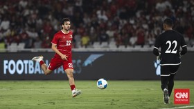 Nathan Tjoe-A-On tampil impresif dalam laga uji coba Timnas indonesia versus Oman di Stadion Utama Gelora Bung Karno, Jumat (5/6).
