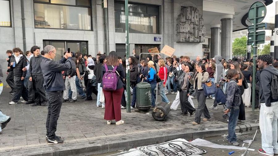 Para demonstran memprotes rencana reformasi sektor pendidikan di Brussels, Belgia, 4 Juni 2026. (REUTERS/Bart Biesemans)