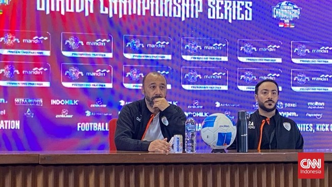 Pelatih Timnas Oman, Tarik Sektoui, memberi keterangan pers setelah melawan Timnas Indonesia.