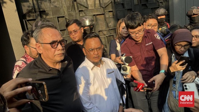 Pengacara Silmy Karim menghormati penggeledahan KPK di rumah kliennya. Silmy dan tujuh tersangka lain disangkakan kasus pemerasan izin tinggal WNA.