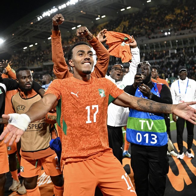Ivory Coast's defender #17 Guela Doue and teammates celebrate their 1-2 victory after the international friendly football match between France and Ivory Coast ahead of the 2026 FIFA World Cup football tournament at the Stade de la Beaujoire in Nantes