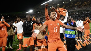 Ivory Coast's defender #17 Guela Doue and teammates celebrate their 1-2 victory after the international friendly football match between France and Ivory Coast ahead of the 2026 FIFA World Cup football tournament at the Stade de la Beaujoire in Nantes