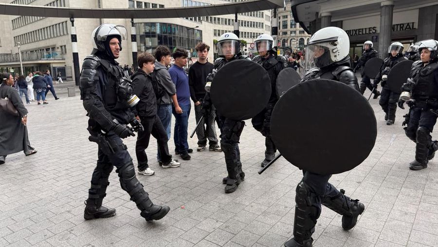 Petugas polisi berhati-hati saat para demonstran memprotes rencana reformasi sektor pendidikan di Brussels, Belgia, 4 Juni 2026.