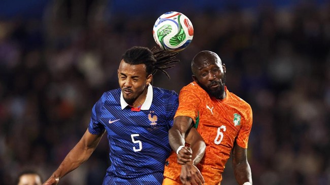 Soccer Football - International Friendly - France v Ivory Coast - The Stade de la Beaujoire - Louis Fonteneau, Nantes, France - June 4, 2026 France's Jules Kounde in action with Ivory Coast's Seko Fofana REUTERS/Gonzalo Fuentes