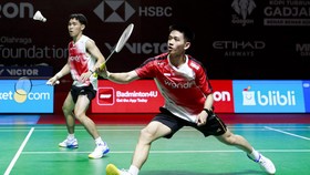 Pebulu tangkis ganda putra Indonesia Raymond Indra (kanan) dan Nikolaus Joaquin (kiri) melakukan selebrasi usai mengalahkan ganda putra Malaysia Aaron Chia dan Soh Wool Yik pada babak 16 besar Polytron Indonesia Open 2026 di Istora Senayan, Jakarta,