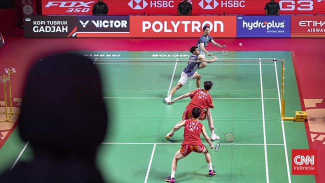 Permainan solid yang ditunjukkan pasangan Indonesia membuat mereka unggul 11-7 saat interval. Keunggulan tersebut terus dipertahankan hingga 14-10 sebelum melesat ke angka 20-13. Sabar/Reza akhirnya menutup gim pertama dengan kemenangan 21-15. (CNN I