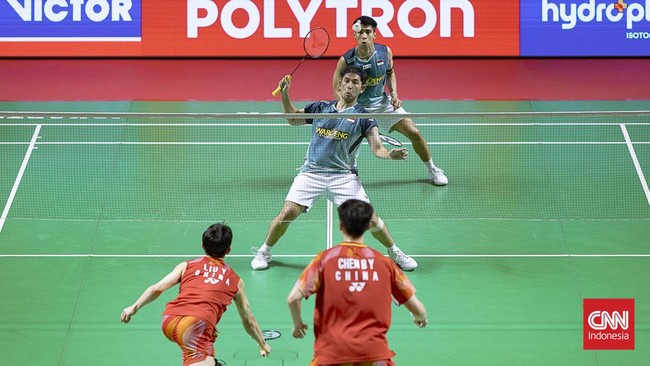 Sabar/Reza mantap menuju poin kemenangan, sebaliknya Chen/Liu gagal berkembang. Sabar/Reza menang 21-15 pada gim kedua dan memastikan lolos ke babak semifinal menghadapi Raymond Indra/Nikolaus Joaquin. (CNN Indonesia/Adi Ibrahim)