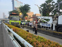 Truk Hantam Separator Busway di Jl MT Haryono Arah Cawang, Lalin Macet
