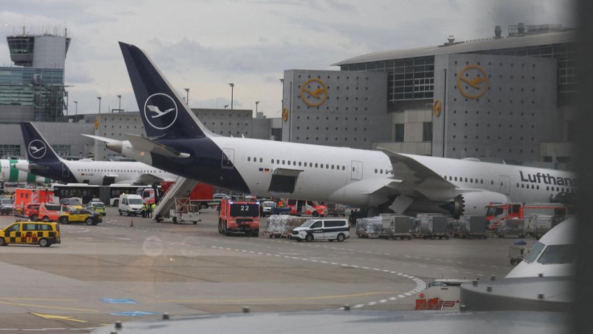 Detik-Detik Roda Pendaratan Boeing 787 Patah dan Ambruk di Bandara