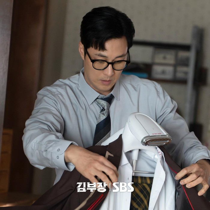 So Ji Sub as Manager Kim di drama Agent Kim Reactivated/foto:  instagram.com/sbsdrama.official