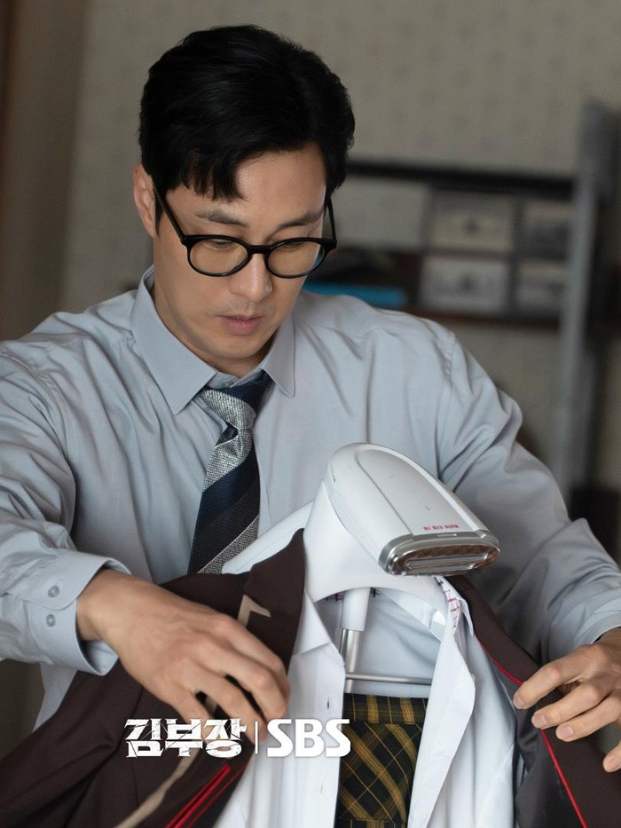 So Ji Sub as Manager Kim di drama Agent Kim Reactivated/foto:  instagram.com/sbsdrama.official