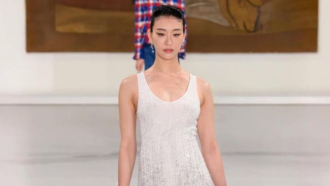 Curi Perhatian, Model Korea Sora Choi Pamer Baby Bump Kehamilan Di Runway