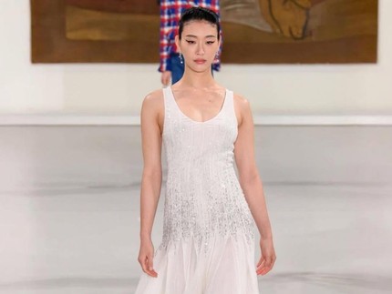 Curi Perhatian, Model Korea Sora Choi Pamer Baby Bump Kehamilan di Runway