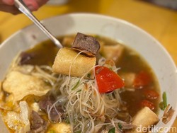 Soto Mie Mama Uch: Cicip Soto Mie Sultan Rp 100 Ribuan, Worth It Nggak Ya?