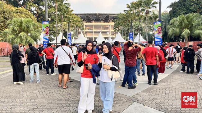 Suporter Timnas Indonesia, termasuk kauh hawa, mulai memadati Stadion Utama Gelora Bung Karno menjelang laga melawan Oman, Jumat (5/6).