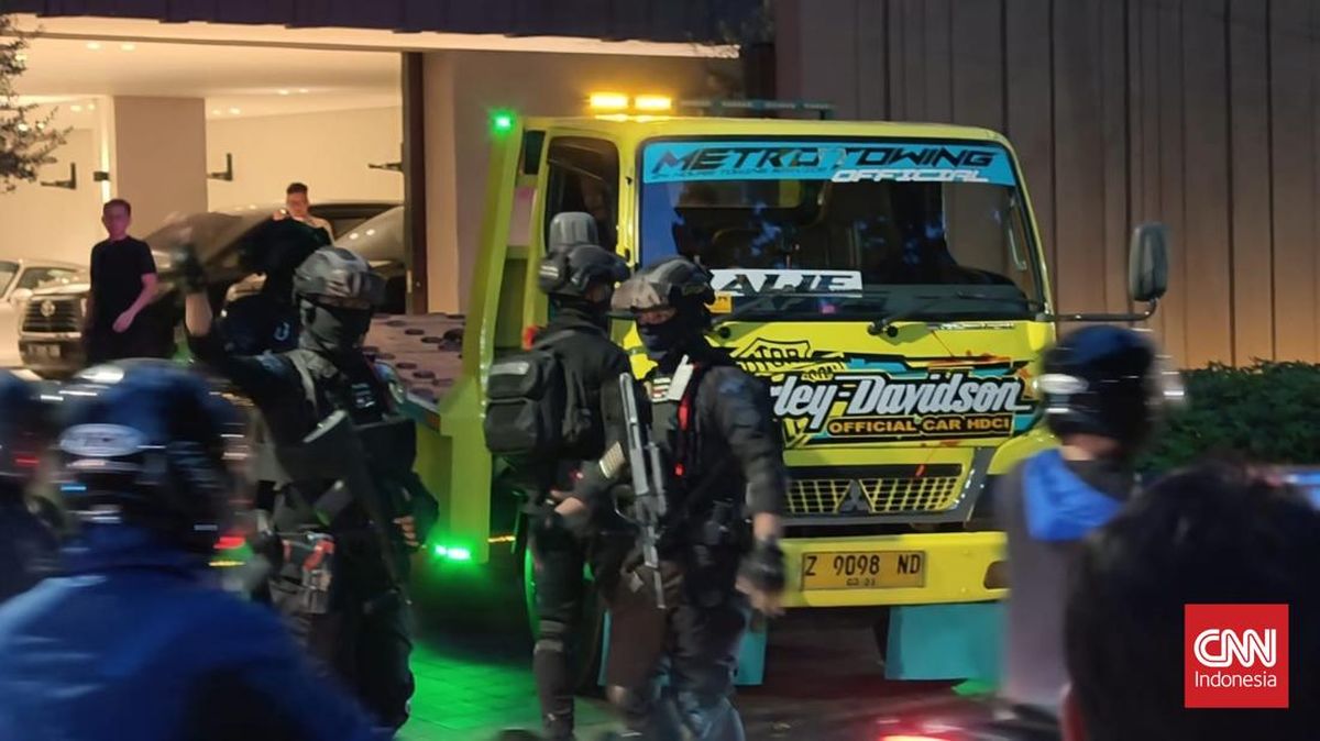 Digeledah KPK, 2 Mobil Towing Masuk ke Rumah Eks Wamen Silmy Karim