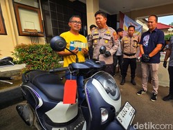 Maling Motor di Sukabumi Terekam CCTV Asyik Merokok Sebelum Beraksi