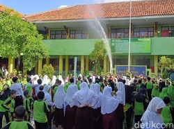 Pelepasan Siswa SD di Pamekasan Diwarnai dengan Simulasi Kebencanaan