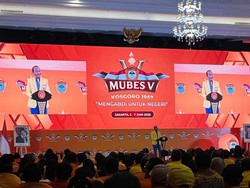 Momen Bahlil Kaget Disambut Lagu Mas Bahlil Ganteng di Mubes V Kosgoro