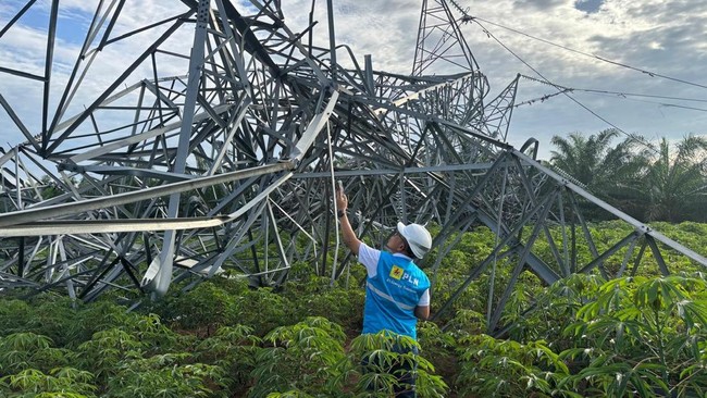 PT PLN terus mempercepat upaya pemulihan sistem kelistrikan di Sumatera Utara setelah cuaca ekstrem yang terjadi pada Kamis (4/6/2026) menyebabkan kerusakan serius pada infrastruktur transmisi. Hingga kini, tercatat sembilan tower transmisi roboh dan