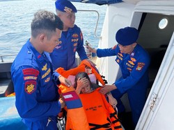 Pakai Kapal Patroli, Ditpolairud PMJ Evakuasi Lansia Sakit dari Pulau Seribu