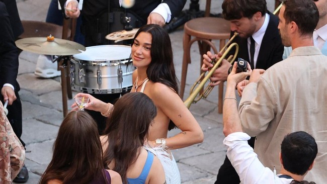 Singer Dua Lipa attends wedding festivities following her marriage to actor Callum Turner, in Palermo, Italy, June 5, 2026. REUTERS/Igor Petyx