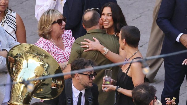 Singer Dua Lipa hugs a guest during wedding festivities following her marriage to actor Callum Turner, in Palermo, Italy, June 5, 2026. REUTERS/Igor Petyx