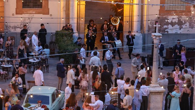 Singer Dua Lipa speaks with her husband, actor Callum Turner, during wedding festivities following their marriage, in Palermo, Italy, June 5, 2026. REUTERS/Igor Petyx