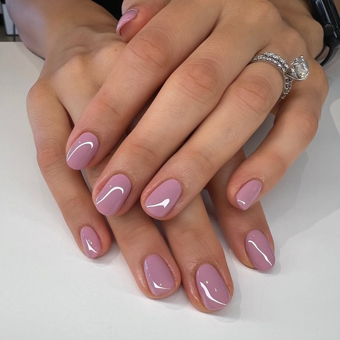 Dusty Rose, Warna Kalem yang Elegan/ Foto: instagram.com/nailsbyshantal