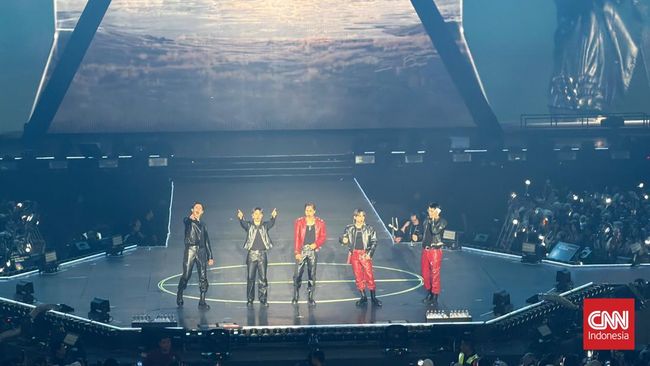 Boy band Exo membuka konser dua hari mereka di Indonesia Arena, Senayan, Jakarta, Sabtu (6/6/2026)