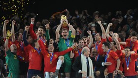 Spain's goalkeeper Iker Casillas raises the trophy during the award ceremony following the 2010 FIFA football World Cup between the Netherlands and Spain on July 11, 2010 at Soccer City stadium in Soweto, suburban Johannesburg. Spain won 1-0. NO PUSH