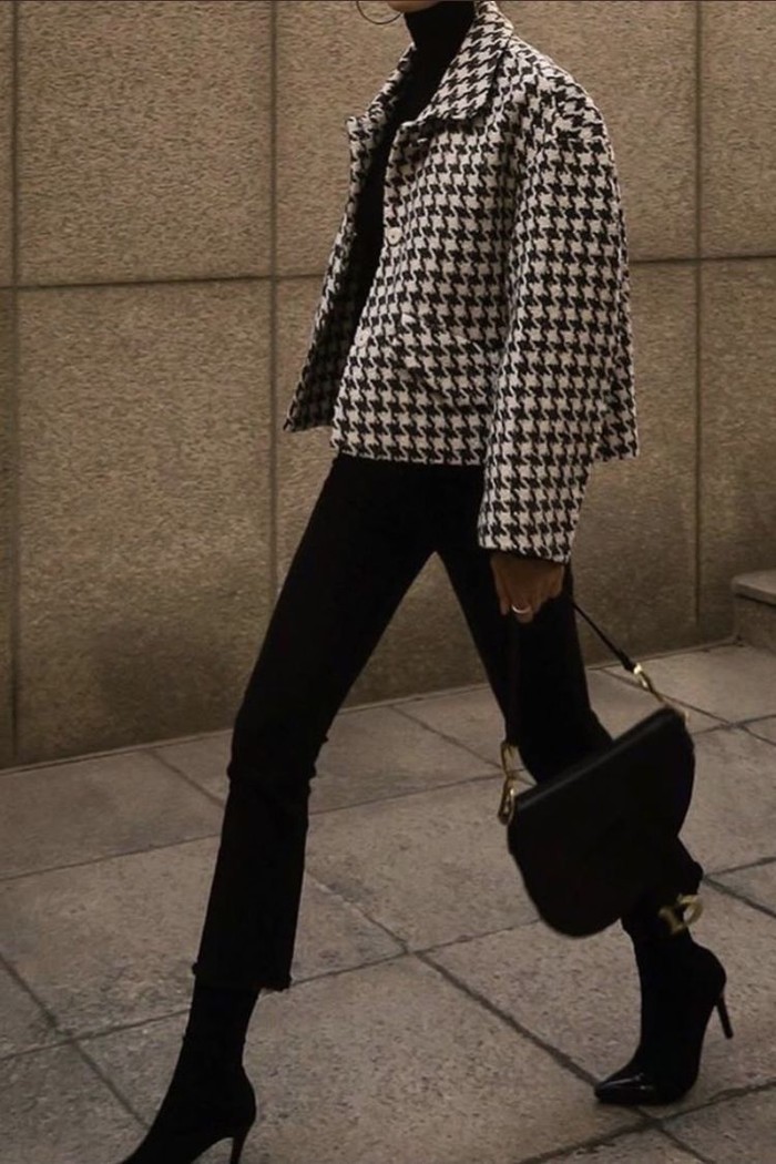 Houndstooth merupakan motif klasik yang identik dengan gaya elegan dan mewah. Polanya yang unik membuat outfit terlihat lebih berkelas dan fashionable./ Foto: pinterest.com