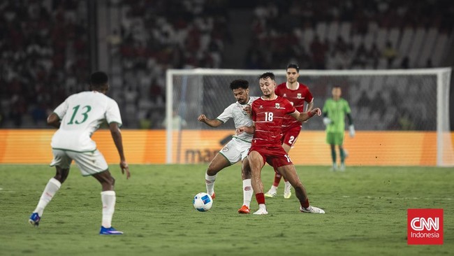 Ivar Jenner ditempatkan sebagai gelandang bertahan Timnas Indonesia saat melawan Oman. Ivar tampil stabil dan bisa meredam agresvitas lini tengah Oman.