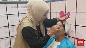 Kementerian Haji dan Umrah Sulawesi Selatan menghadirkan salah satu fasilitas tambahan di Asrama Haji Sudiang yakni, layanan tata rias atau makeup corner yang paling diminati jemaah saat pulang dari Tanah Suci.