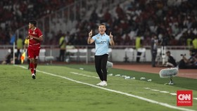 John Herdman tak bosan-bosan memberi instruksi kepada pemain Timnas Indonesia. Strategi Herdman saat melawan Oman berjalan dengan baik.