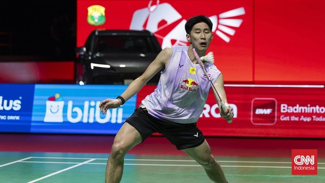Atlet bulu tangkis tunggal putra Indonesia, Jonatan Christie, berhasil melaju ke final Indonesia Open 2026 setelah menaklukkan wakil Thailand, Panitchaphon Teeraratsakul, pada laga semifinal yang berlangsung di Istora Senayan, Sabtu (6/6). (CNN Indon