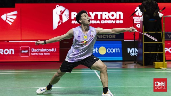 Atlet bulu tangkis tunggal putra Indonesia, Jonatan Christie, berhasil melaju ke final Indonesia Open 2026 setelah menaklukkan wakil Thailand, Panitchaphon Teeraratsakul, pada laga semifinal yang berlangsung di Istora Senayan, Sabtu (6/6). (CNN Indon