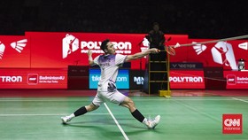 Pebulu tangkis tunggal putra Indonesia, Jonatan Christie, berhasil melaju ke final Indonesia Open 2026 setelah menaklukkan wakil Thailand, Panitchaphon Teeraratsakul, pada laga semifinal yang berlangsung di Istora Senayan, Sabtu (6/6/2026). CNN Indon