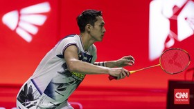 Pebulu tangkis tunggal putra Indonesia, Jonatan Christie, berhasil melaju ke final Indonesia Open 2026 setelah menaklukkan wakil Thailand, Panitchaphon Teeraratsakul, pada laga semifinal yang berlangsung di Istora Senayan, Sabtu (6/6/2026). CNN Indon