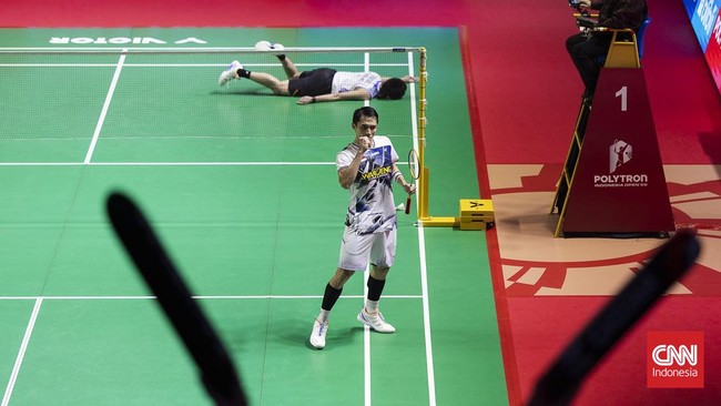Pebulu tangkis tunggal putra Indonesia, Jonatan Christie, berhasil melaju ke final Indonesia Open 2026 setelah menaklukkan wakil Thailand, Panitchaphon Teeraratsakul, pada laga semifinal yang berlangsung di Istora Senayan, Sabtu (6/6/2026). CNN Indon