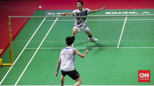Pebulu tangkis tunggal putra Indonesia, Jonatan Christie, berhasil melaju ke final Indonesia Open 2026 setelah menaklukkan wakil Thailand, Panitchaphon Teeraratsakul, pada laga semifinal yang berlangsung di Istora Senayan, Sabtu (6/6/2026). CNN Indon