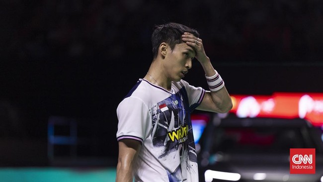 Pebulu tangkis tunggal putra Indonesia, Jonatan Christie, berhasil melaju ke final Indonesia Open 2026 setelah menaklukkan wakil Thailand, Panitchaphon Teeraratsakul, pada laga semifinal yang berlangsung di Istora Senayan, Sabtu (6/6/2026). CNN Indon