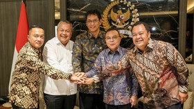 Wakil Ketua DPR Sufmi Dasco Ahmad (kedua kanan) bersama dengan Mensesneg Prasetyo Hadi (kiri), Menteri Keuangan Purbaya Yudhi Sadewa (tengah), Gubernur Bank Indonesia Perry Warjiyo (kedua kiri) dan Wakil Ketua Komisi XI DPR Mohamad Hekal (kanan) bert