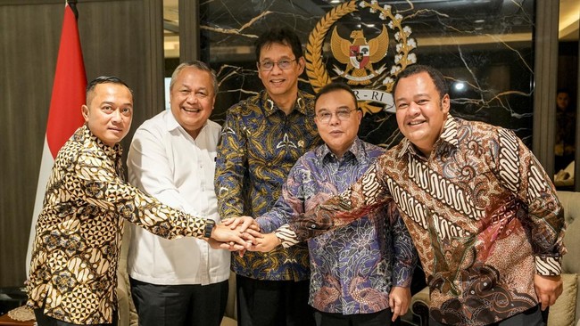 Wakil Ketua DPR Sufmi Dasco Ahmad (kedua kanan) bersama dengan Mensesneg Prasetyo Hadi (kiri), Menteri Keuangan Purbaya Yudhi Sadewa (tengah), Gubernur Bank Indonesia Perry Warjiyo (kedua kiri) dan Wakil Ketua Komisi XI DPR Mohamad Hekal (kanan) bert